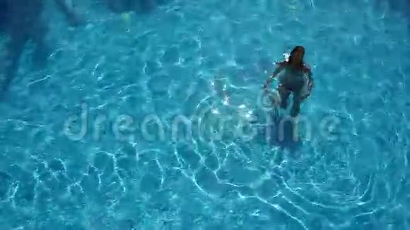 年轻的女人在享受游泳池视频的预览图