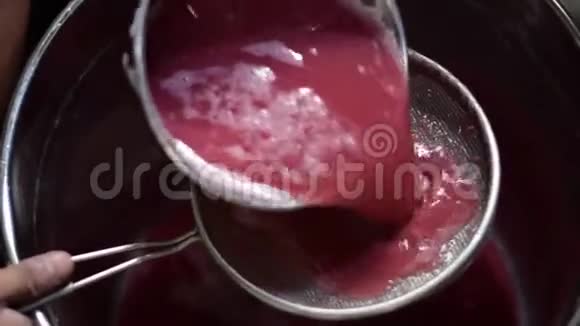 传统的粗制原酒方法用筛分离翅片对家酿果汁进行过滤视频的预览图