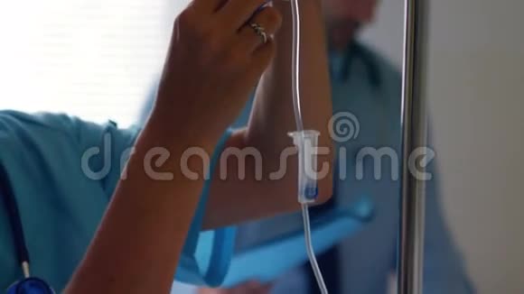 护士在输液中注射药物视频的预览图