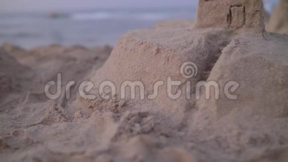 海滩上的沙屋视频的预览图