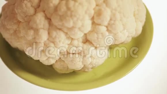 绿色盘子上的花椰菜视频的预览图