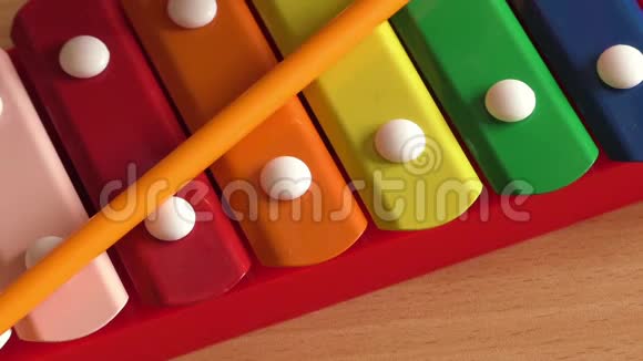 彩虹色玩具木琴视频的预览图