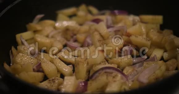 用木叉煮在煎锅上煎土豆视频的预览图