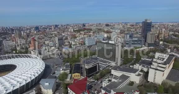 观人口稠密的都市化生活基辅晴天的建筑物和地平线视频的预览图