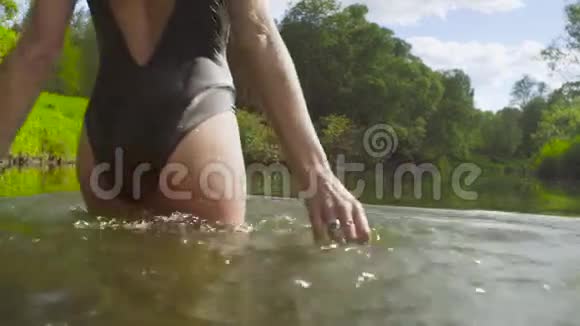 在森林河里洗澡的年轻女子视频的预览图