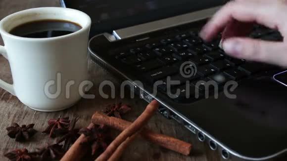 带笔记本电脑的咖啡杯视频的预览图