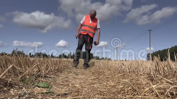 农夫在田里散步检查吸管视频的预览图