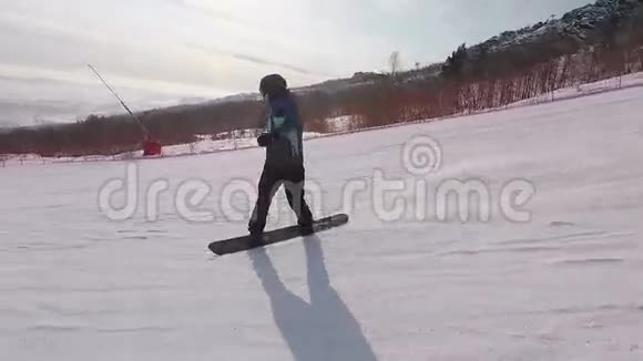 滑雪场的滑雪者在晴朗的天气里运动员在雪地上剪雪板这个人穿着一件视频的预览图