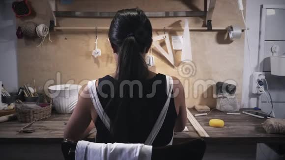 女人在制陶车间工作视频的预览图