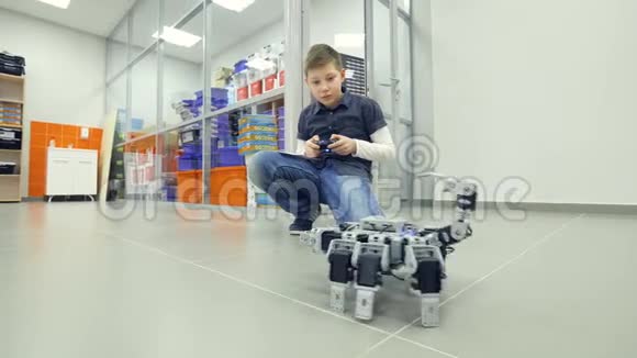 学生男孩在机器人技术学校教室测试机器人工程师教育理念视频的预览图