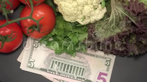 美国国家货币美元新鲜生菜的测定包括番茄黄瓜油菜花视频的预览图