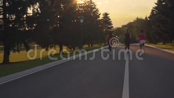健身妇女在公园路上跑步日落时分妇女在户外跑步视频的预览图