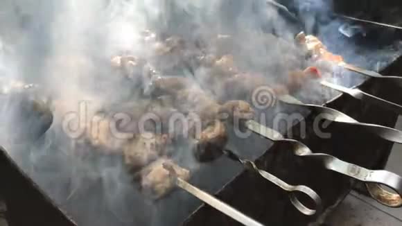 美味的烤串在浓烟中燃烧视频的预览图