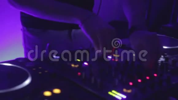 专业DJ使用设备在聚会上播放音乐夜总会氛围视频的预览图