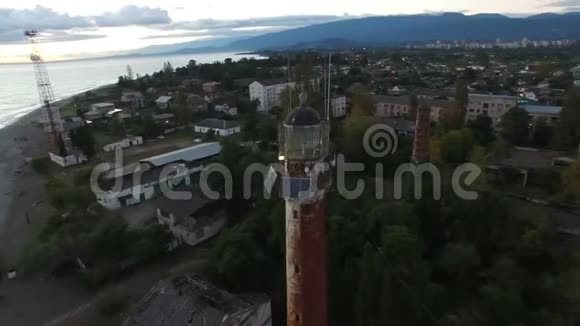 从阿布哈兹苏呼米海岸线附近的古老灯塔的高度观看视频的预览图
