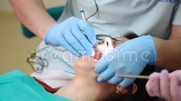 牙医修理牙齿视频的预览图