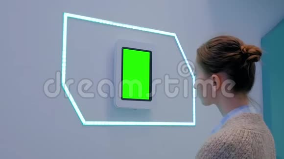 女人看着空白绿色屏幕的平板电脑色度关键概念视频的预览图