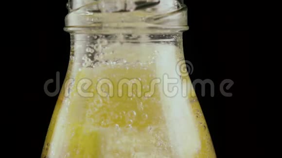 慢点瓶中的泡泡加柠檬水特写视频的预览图