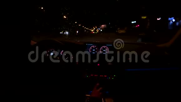 夜间开车时的汽车内饰视频的预览图