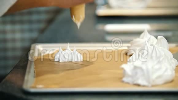 烹饪帕夫洛娃甜点麦林果糕点管在烤盘上展开麦林果宏观拍摄视频的预览图