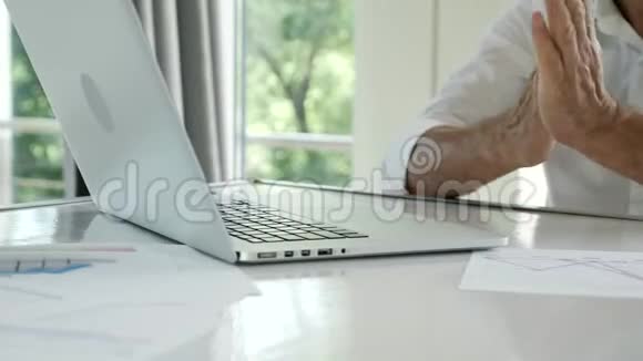 手的特写办公室职员商人用手提电脑视频的预览图