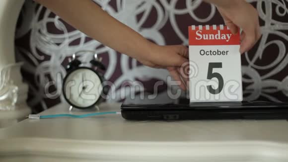 更改日历编号10月6日星期一视频的预览图