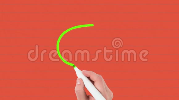 用红纸上的标记手工绘制的绿色轮廓语音泡泡聊天信息图标视频的预览图