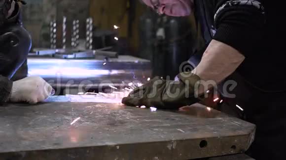 铁匠用玫瑰和马蹄铁做金属烛台慢一点视频的预览图