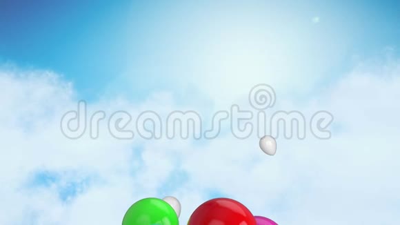 彩色气球在背景中飘过云层视频的预览图