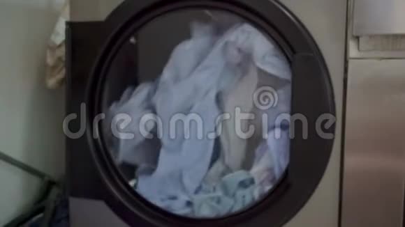 洗衣店配有衬衫的洗衣机视频的预览图