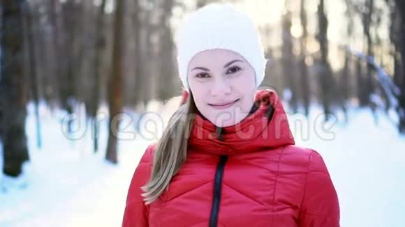 美丽的年轻女子在冬季公园跑步邀请加入微笑玩得开心慢动作视频的预览图
