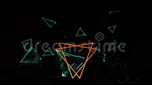 多个绿色三角形轮廓闪烁浮动动画视频的预览图
