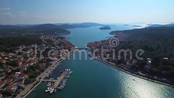 一个风景如画的克罗地亚小镇附近的全景被一个海峡分割并通过一座桥连接视频的预览图