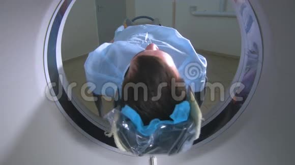 病人通过MRICT扫描仪扫描磁共振检查视频的预览图