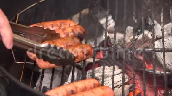 烤架上的香肠香肠是烧烤的烧烤架上的烤肠视频的预览图