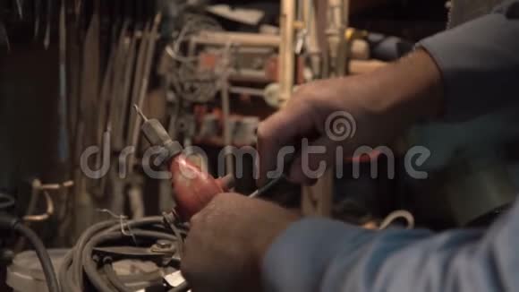 人修理老式螺丝刀视频的预览图