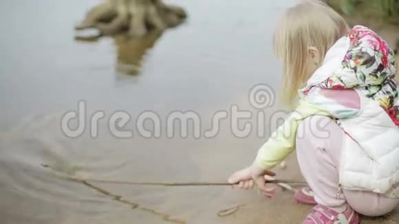 小金发女孩在湖里钓鱼视频的预览图