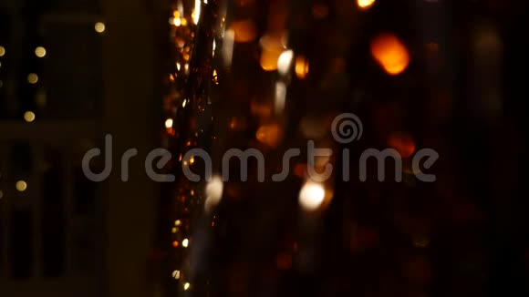 圣诞雨饰新年装修背景以眩光和雨的形式装饰圣诞节视频的预览图