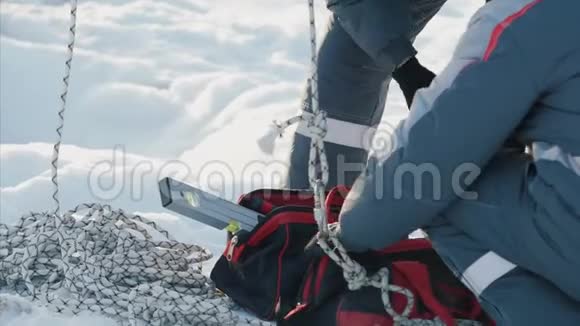 两个穿制服的人把工具放进袋子里特写两个建筑工人雪背景视频的预览图