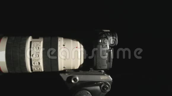 一个男人改变单反相机设置的镜头视频的预览图