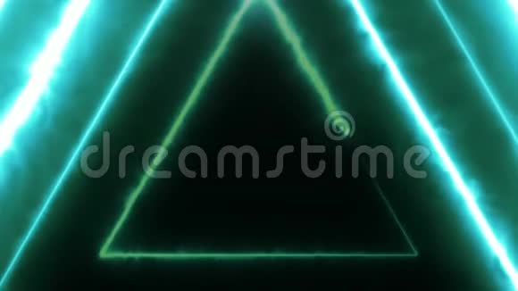 霓虹灯在无边无际的发光旋转霓虹灯三角形中飞舞创造了一条隧道蓝色的红粉紫色光谱视频的预览图