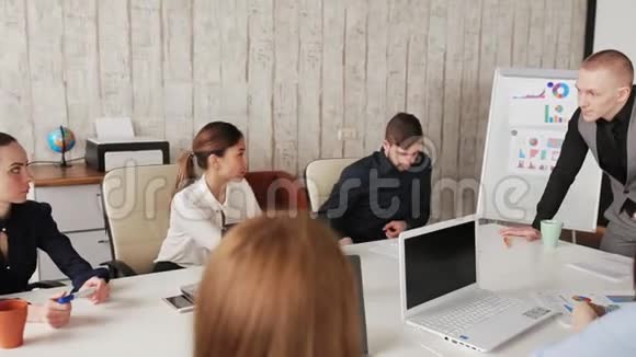 商务概念商务人员在办公桌上工作和开会视频的预览图