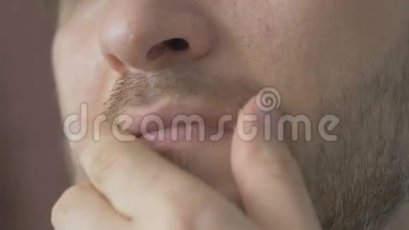 有胡子的英俊青年抚摸着他的胡子视频的预览图