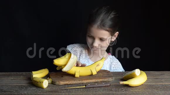 女孩在玩香蕉做的玩具狗视频的预览图