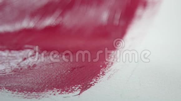 用红色丙烯酸漆把油漆刷上一大块视频的预览图
