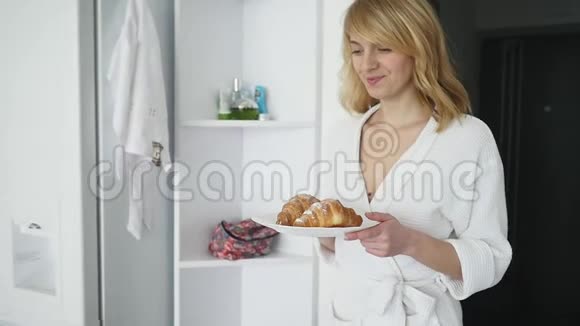 一位年轻女子给男友准备早餐时惊喜视频的预览图