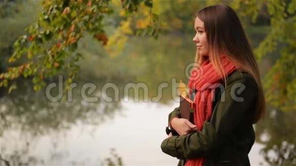 快乐美丽的少女在秋天享受生活和自由的大自然公共城市公园视频的预览图