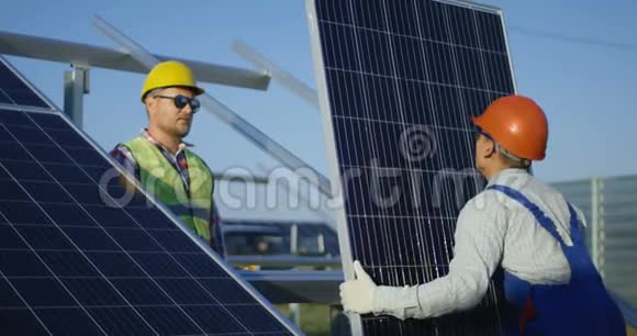 两名工人安装一个太阳能电池板视频的预览图