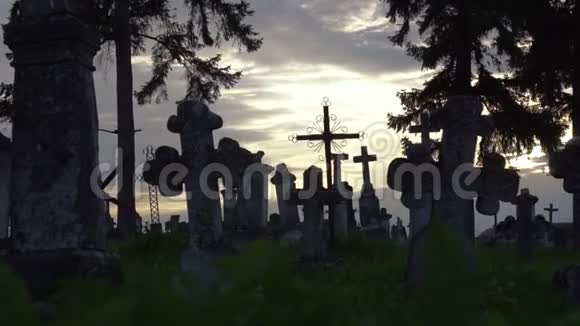 墓地里有老石头视频的预览图