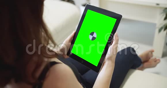 女人拿着平板彩色印支视频的预览图